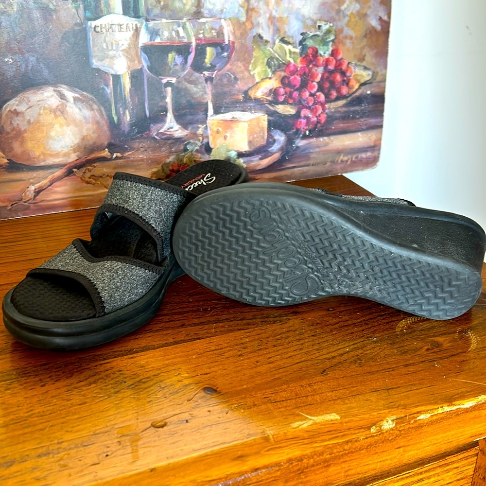 Sketchers memory foam sandals